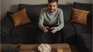 The Social Dynamics Behind Multiplayer Online Games